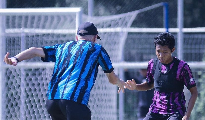 Skuat Arema FC saat menjalani sesi latihan jelang laga melawan PSS Sleman di Liga 1 musim 2023/2024 (Foto: Twitter/@Aremafcofficial)