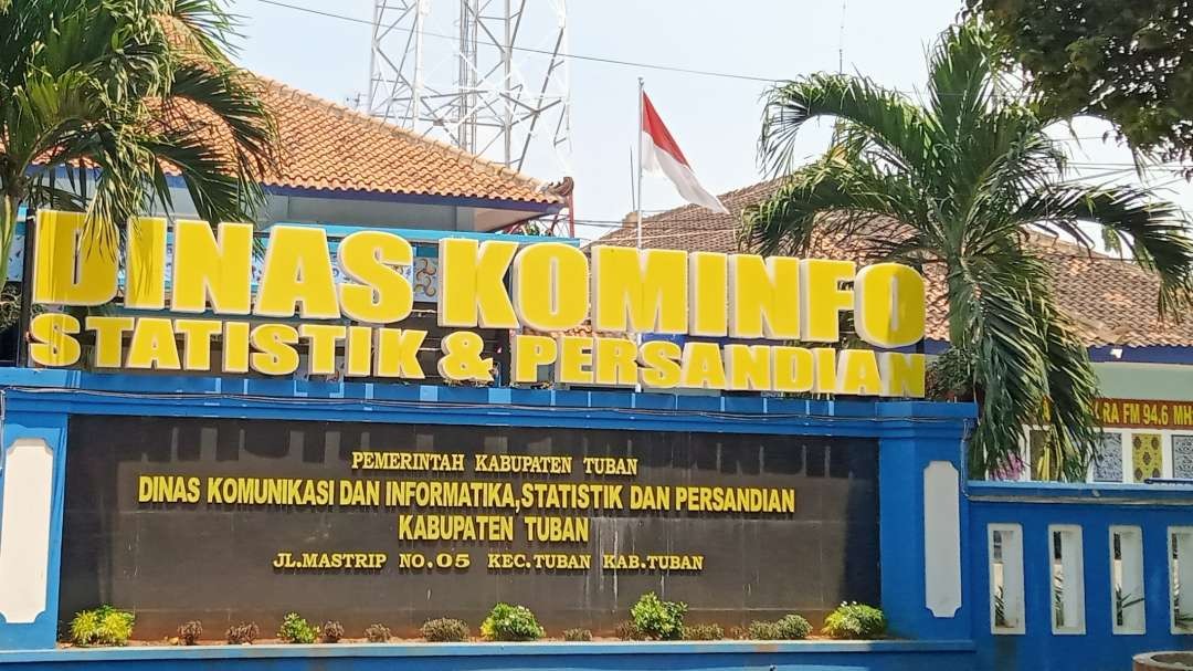 Kantor Diskominfo SP Tuban tampak bendera Merah Putih masih satu tiang penuh. (Foto: Khoirul Huda/Ngopibareng.id)