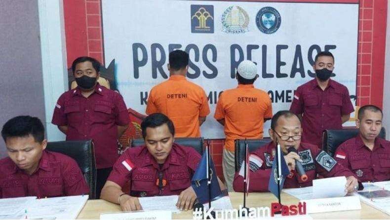 Kantor Imigrasi Kelas II Non-TPI Pamekasan menangkap dua warga negara asing (WNA) asal Bangladesh dan Myanmar.  (Foto: Ant)