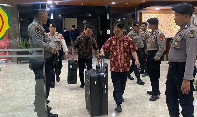 KPK membawa barang bukti dokumen dalam 5 koper usai menggeledah kantor Kementan. (Foto: Ant)