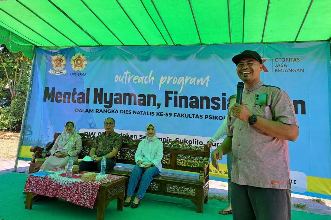 Ketiga narasumber penyuluhan 'Mental Nyaman, Finansial Aman' saat menanggapi salah satu pertanyaan dari warga bernama Parman mengenai perencanaan finansial. (Foto: Pita Sari/Ngopibareng.id)