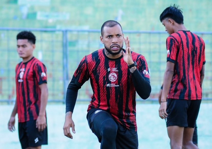 Striker Arema FC, Gustavo Almeida saat menjalani sesi latihan (Foto: Twitter/@Aremafcofficial)