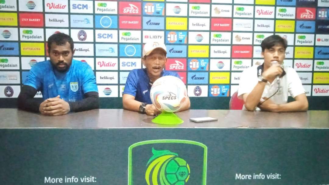 Pelatih Persela Lamongan, Djajang Nurdjaman (kanan) didampingi Samuel Reimas (kiri) saat presscon menjelang pertandingan lawan Gresik United. (Foto: Imron Rosidi/Ngopibareng.id)