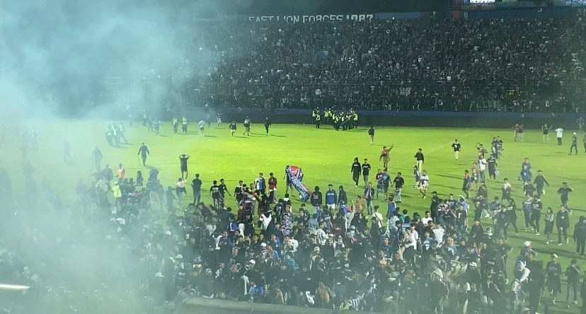 Detik-Detik terjadinya Tragedi Kanjuruhan di Stadion Kanjuruhan, Kabupaten Malang, Sabtu 1 Oktober 2023. (Foto: Lalu Theo/Ngopibareng.id)