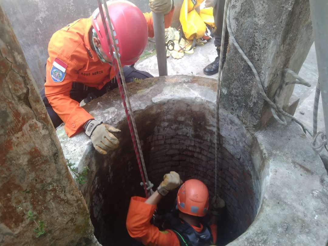 Personel Basarnas Bali turun ke dalam sumur untuk mengevakuasi nenek yang terjatuh. (Foto: Basarnas Bali)