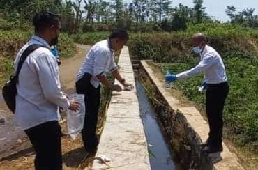 Jajaran Polres Probolinggo Kota saat melakukan olah TKP di tempat Ariyati ditemukan tewas. (Foto: Ikhsan Mahmudi/Ngopibareng.id