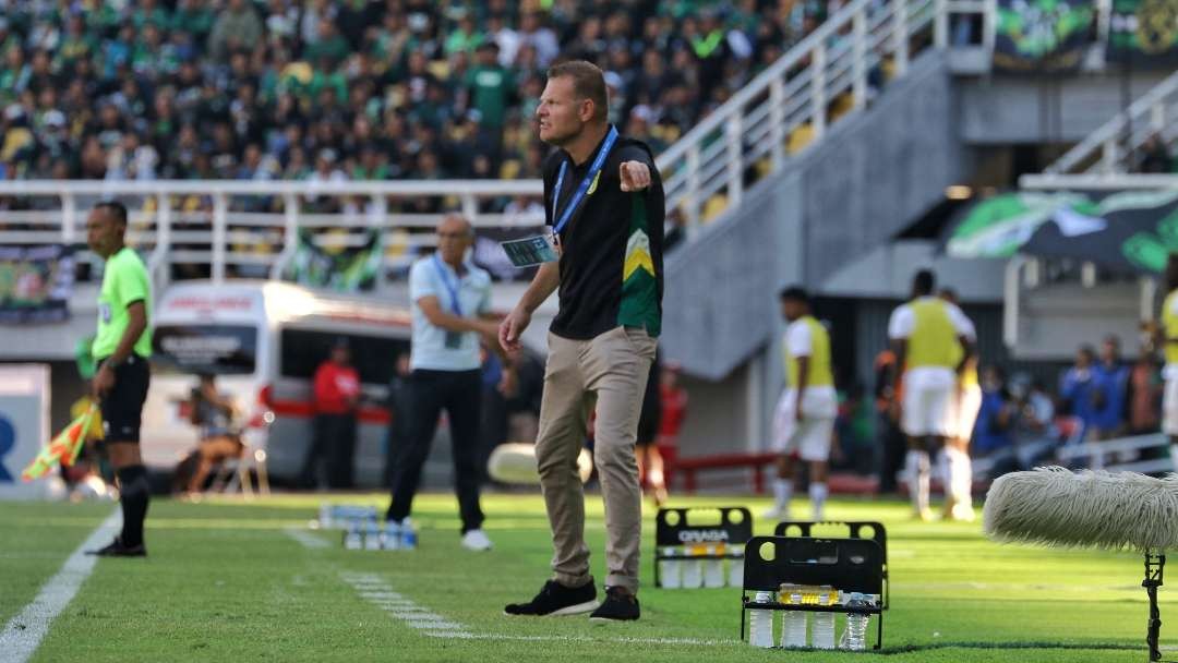 Pelatih Persebaya, Josep Gombau di laga Bajul Ijo vs Dewa United. (Foto: Fariz Yarbo/Ngopibareng.id)