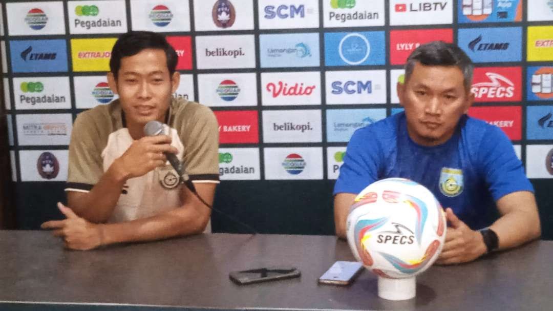 Pelatih Gresik United, Rudi Eka Priyambada didampingi Birul Walidain, konferensi pers menjelang pertandingan lawan Persela Lamongan, Minggu 1 Oktober 2023. (Foto: Imron Rosidi/Ngopibareng.id)