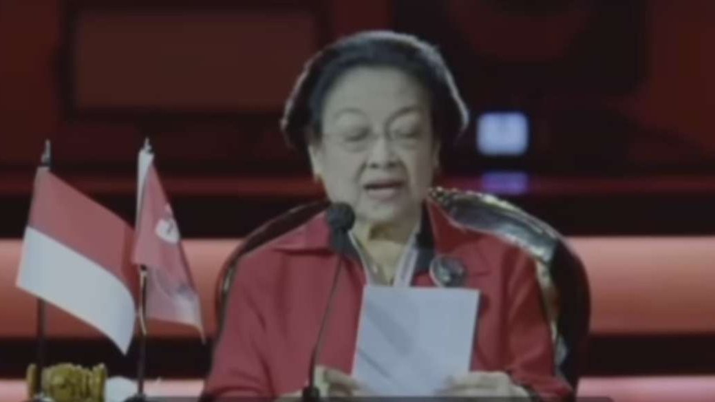 Ketua Umum PDIP, Megawati Soekarnoputri baca puisi. (Foto: Instagram @gus_raharjo)