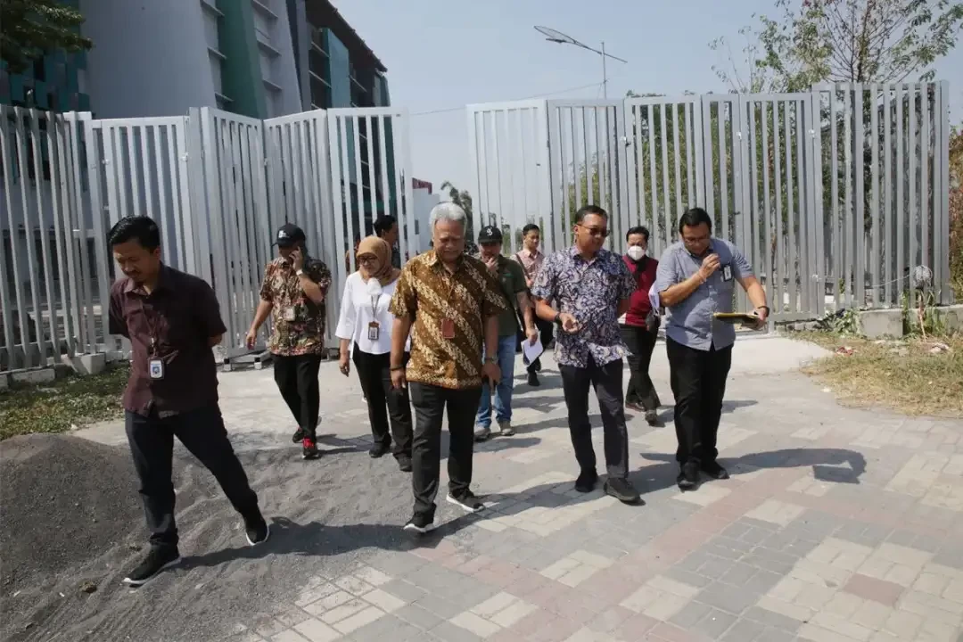 Perwakilan tim Balai Besar Pelaksana Jalan Nasional (BBPJN) Jawa Timur- Bali dan tim kreatif di bawah arahan Creative Director Wishnutama mapping area untuk mengatur pelaksanaan pembukaan Piala Dunia U-17 di Stadion Gelora Bung Tomo (GBT) Surabaya. (Foto: Kominfo Surabaya)