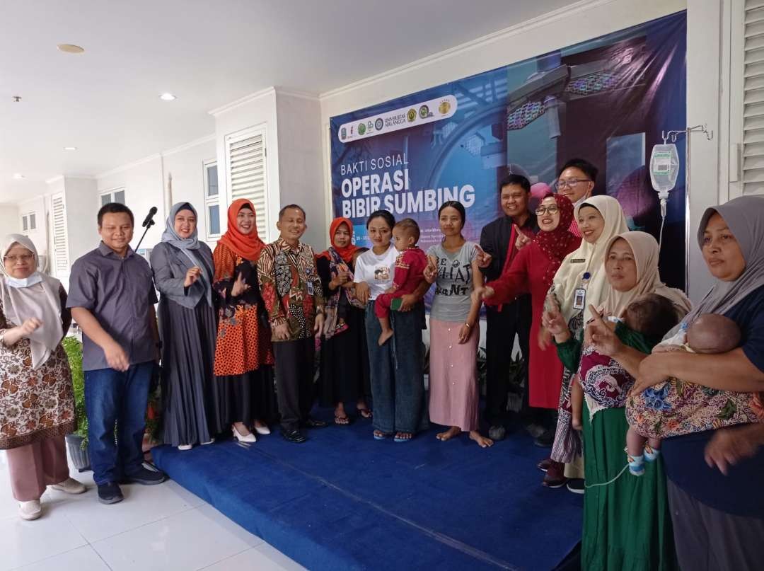 Tim dari FK Unej, FK Unair, dan RS Paru foto bersama dengan sejumlah pasien bibir sumbing. (Foto: Rusdi/Ngopibareng.id)