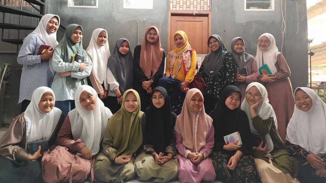 Santri putri ngaji tentang dakwah dan Maulid Nabi. Cinta Nabi. (Foto: dok/ngopibareng.id)