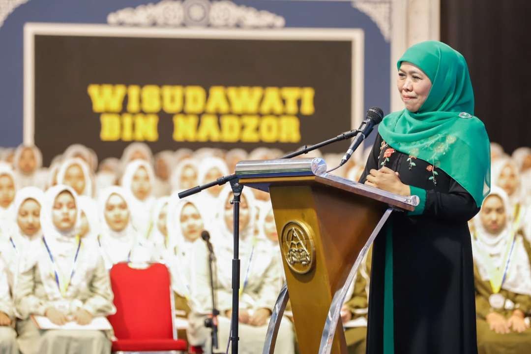 Gubernur Jawa Timur Khofifah Indar Parawansa menghadiri Haflah dan Wisuda Khotmil Qur’an di Pondok Pesantren Tarbiyatul Qur’an Al Falah, Ploso, Kabupaten Kediri, Sabtu 30 September 2023 malam (Istimewa)