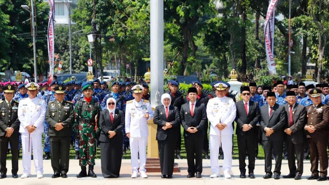 Gubernur Jatim, Khofifah Indar Parawansa (tengah) beserta jajaran Forkopimda Jatim, usai upacara peringatan Hari Kesaktian Pancasila di Gedung Negara Grahadi, Surabaya, Minggu 1 Oktober 2023. (Foto: Istimewa)