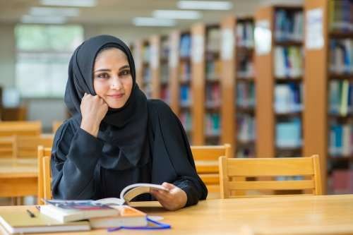 Seorang Muslimah tetap berusaha menuntut ilmu. (Foto: dok/ngopibareng.id)