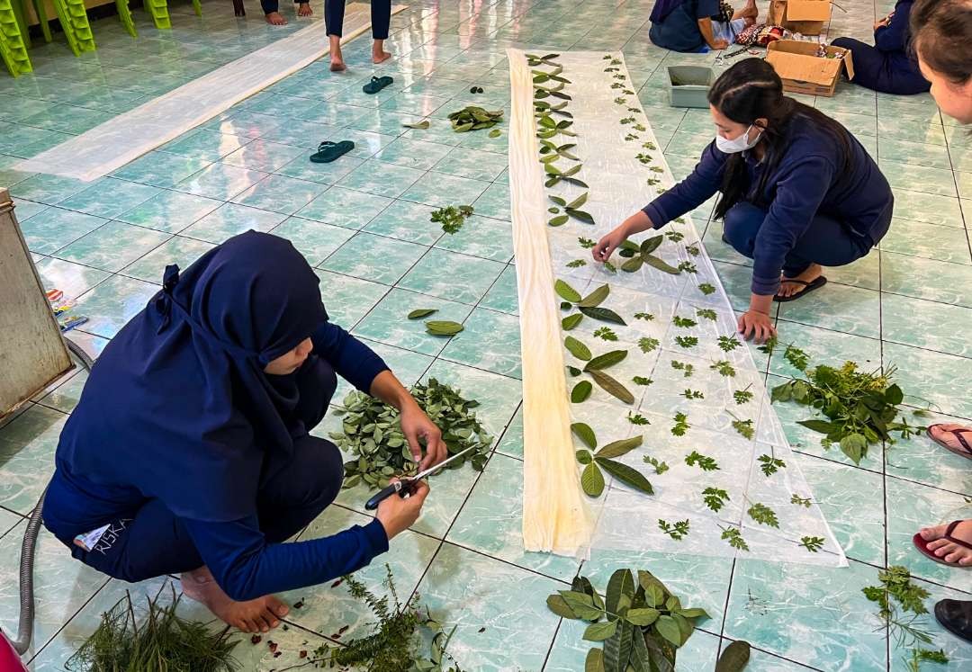 Batik ecoprint buatan rutan perempuan Malang (foto :Aini/Ngopibareng.id)