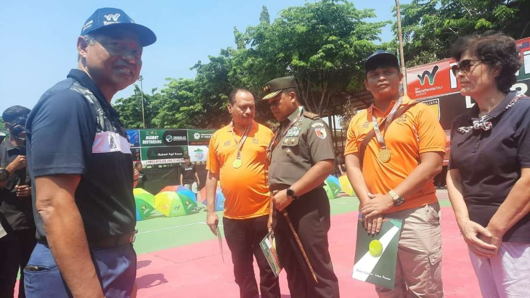 Ketua Pelti Jatim, Husein Latif pada pembukaan turnamen tenis ITF Widjojo Soejono 2023. (Foto: Rizal A/Ngopibareng.id)