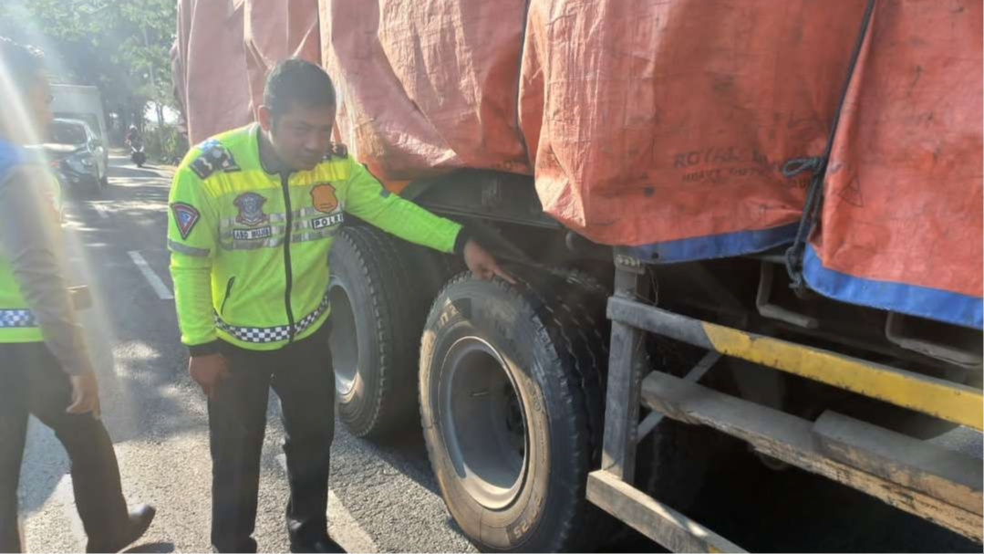 Petugas Satlantas Polres Lamongan melakukan oleh tempat perkara. (Foto: Istimewa)