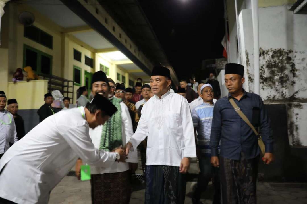 Menko PMK Muhadjir Effendy menghadiri “Haul Akbar Syekh Kyai Ageng Basyariyah Sewulan Madiun dan Doa Bersama Untuk Nusantara” dalam rangka Maulid Nabi Muhammad SAW 1445 Hijriyah yang diselenggarakan oleh Ikatan Keluarga Besar Dzuriyah Syekh Ageng Basyariyah Sewulan Madiun, di Kompleks Masjid Al-Basyariyah Sewulan, pada Sabtu 30 September 2023. (Foto: istimewa)