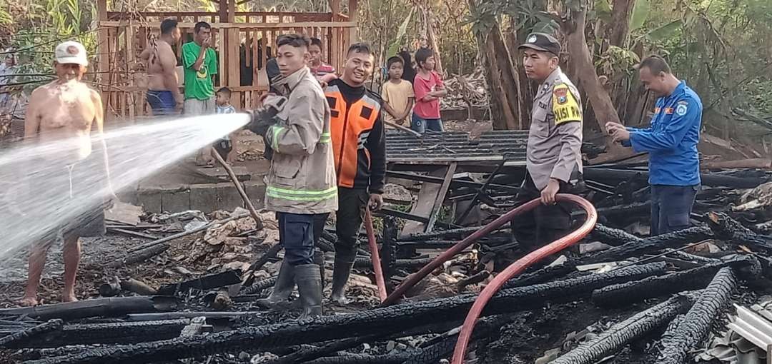 Petugas pemadam kebakaran sedang menjalankan tugas (Foto :Imron Rosidi/ngopibareng.id)