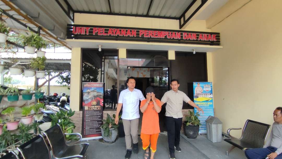 Ayah setubuhi anak kandungnya digelandang menuju Rutan Polres Mojokerto, Jawa Timur. (Foto: Deni Lukmantara/Ngopibareng.id)