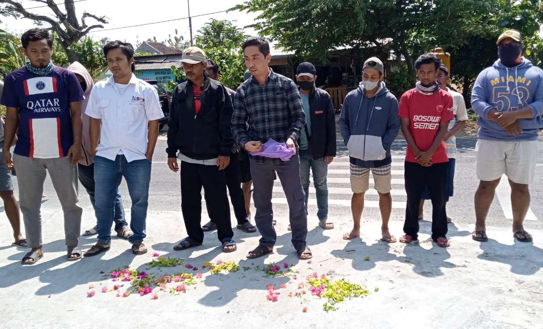 Warga meluapkan kekecewaannya terhadap pelayanan Puskesmas Kerek dengan tabur bunga. (Foto: Khoirul Huda/Ngopibareng.id)