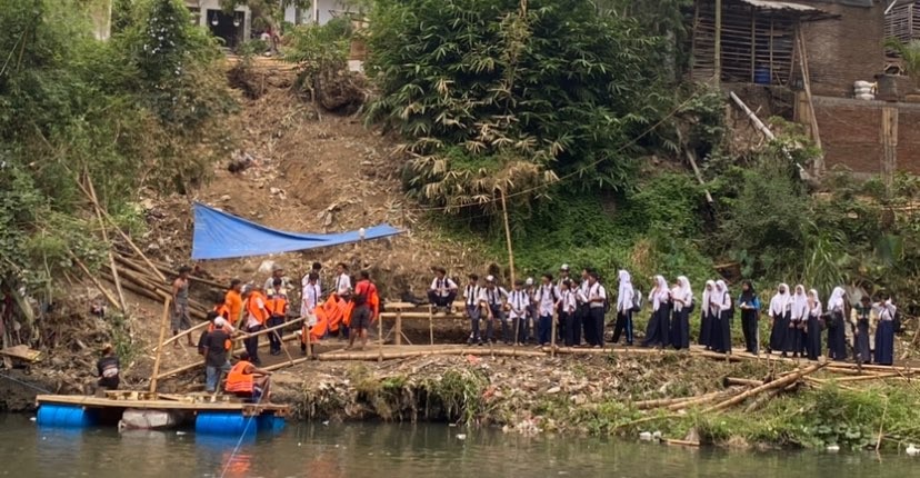 Sejumlah siswa dan siswi sekolah di Kota Malang mengantre naik perahu rakit. (Foto: Lalu Theo/Ngopibareng.id)