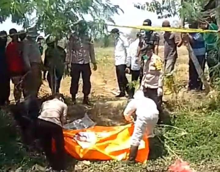 Penemuan mayat di empang Desa Tebluru, Kecamatan Solokuro, Lamongan. (Foto: Istimewa)