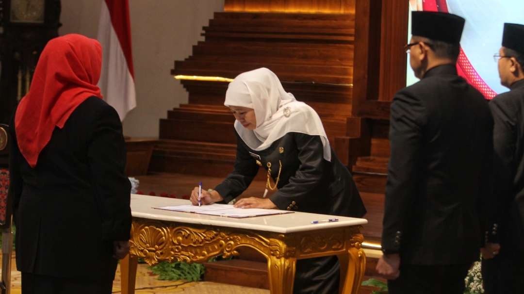 Gubernur Jatim, Khofifah Indar Parawansa saat melantik 184 kepsek jenjang SMA/SMK/SLB se-Jatim di Gedung Negara Grahadi, Surabaya, Selasa 3 Oktober 2023. (Foto: Fariz Yarbo/Ngopibareng.id)