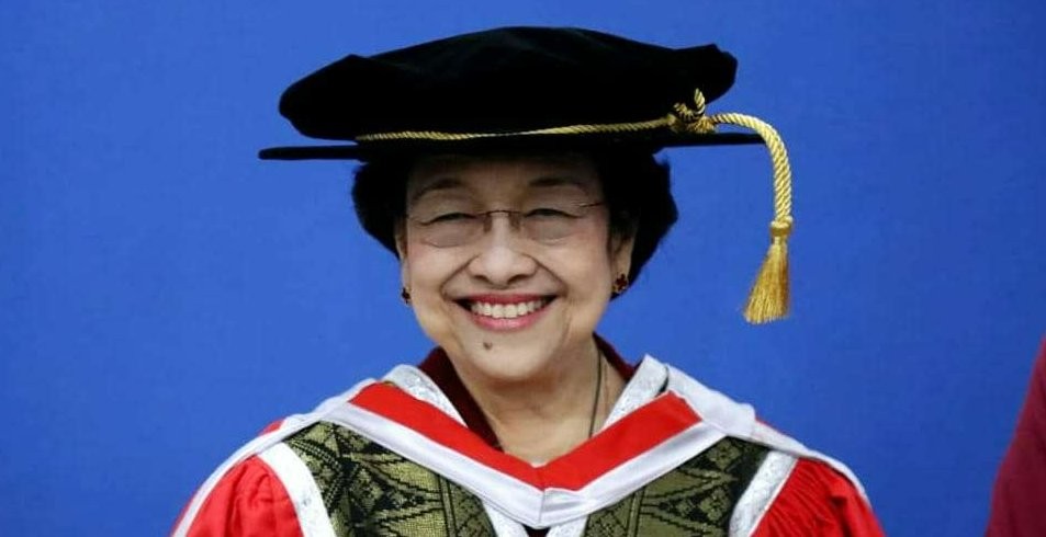 Ketua Umum Megawati mendapat penganugerahan gelar Doktor Honoris Causa dari Utar. (Foto: Tim Media PDIP Kota Surabaya)