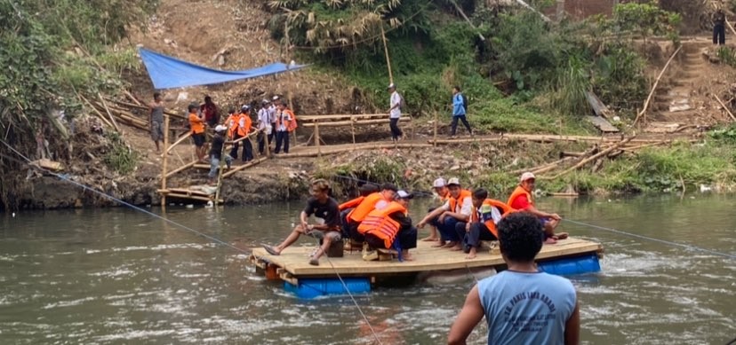 Perahu rakit yang digunakan siswa di Kota Malang untuk bersekolah (Foto: Lalu Theo/Ngopibareng.id)