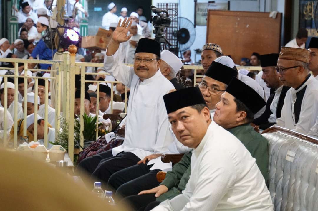 Walikota Pasuruan Saifullah Yusuf bersama dengan Ketum PBNU K.H. Yahya Cholil Staquf, Menteri BUMN Erick Thohir dan sejumlah pejabat lain hadiri Haul KH Abdul Hamid di Kota Pasuruan, 25 September 2023. (Foto: Pemkot Pasuruan)