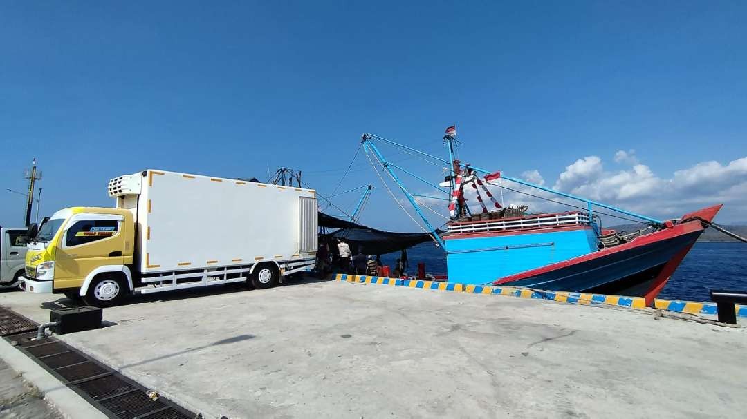 Sebuah kapal ikan melakukan bongkar muatan di Pelabuhan Perikanan Masami (Foto: Muh Hujaini/Ngopibareng.id)