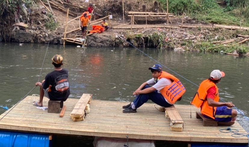 Salah satu siswa SMP di Kota Malang harus menumpang rakit untuk sekolah. (Foto: Lalu Theo/Ngopibareng.id)