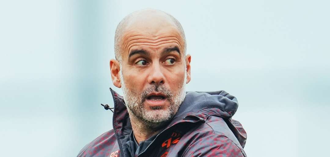 Pep Guardiola tak jamin berhenti protes meski dia telah terkena sanksi menyusul akumulasi kartu kuning yang ia terima. (Foto: Twitter/@PepTeam)