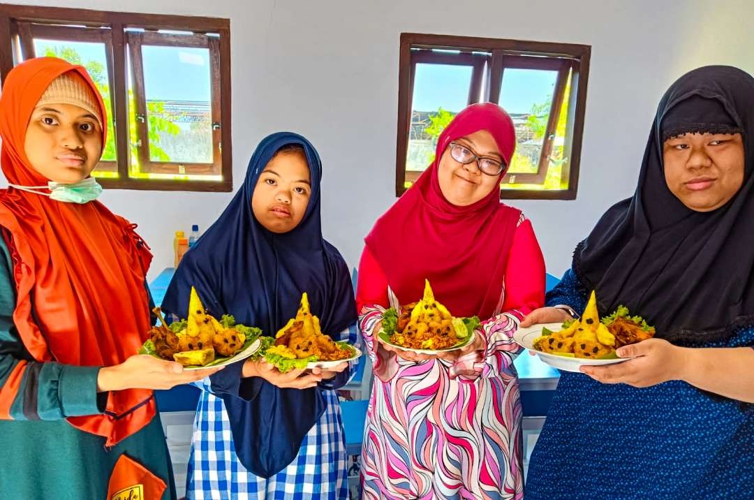 Anak-anak spesial menunjukkan tumpeng kreasinya. (Foto: Aini Arifin/Ngopibareng.id)