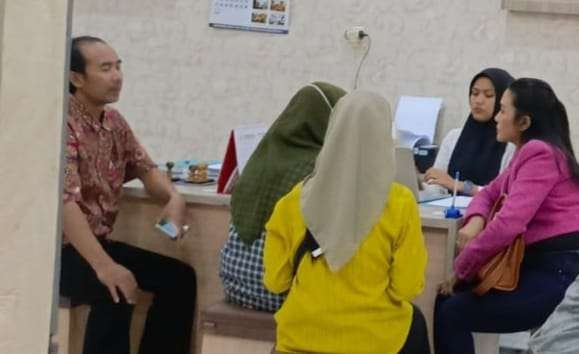 Korban berbaju motif kotak-kotak didampingi Indi Naidha dan kuasa hukumnya saat proses pemeriksaan di Polres Jember (Foto: Istimewa)