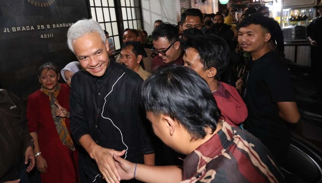 Ganjar Pranowo menyapa pelukias dan seniman jalanan di Bandung. (Foto: Tim Kampanye Ganjar Pranowo)