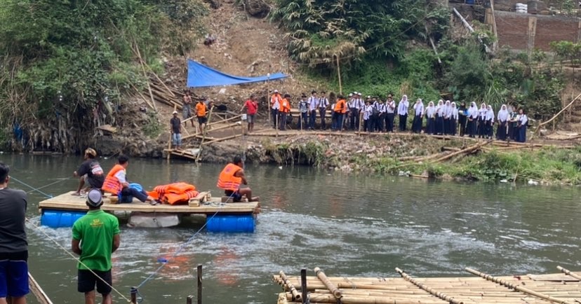 Sejumlah siswi SMP di Kota Malang menumpang perahu rakit untuk bersekolah (Foto: Lalu Theo/Ngopibareng.id)