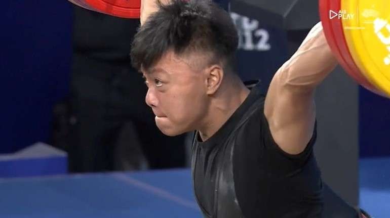 Lifter Indonesia Rahmat Erwin Abdullah pecahkan rekor dunia di Clean & Jerk dan sabet medali emas di Asian Games Hangzhou, China, Selasa 3 Oktober 2023. (Foto: X)