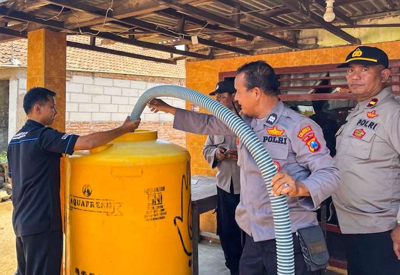 Polisi di Sidoarjo saat mengisi tangki air bersih (Foto: Aini/Ngopibareng.id)