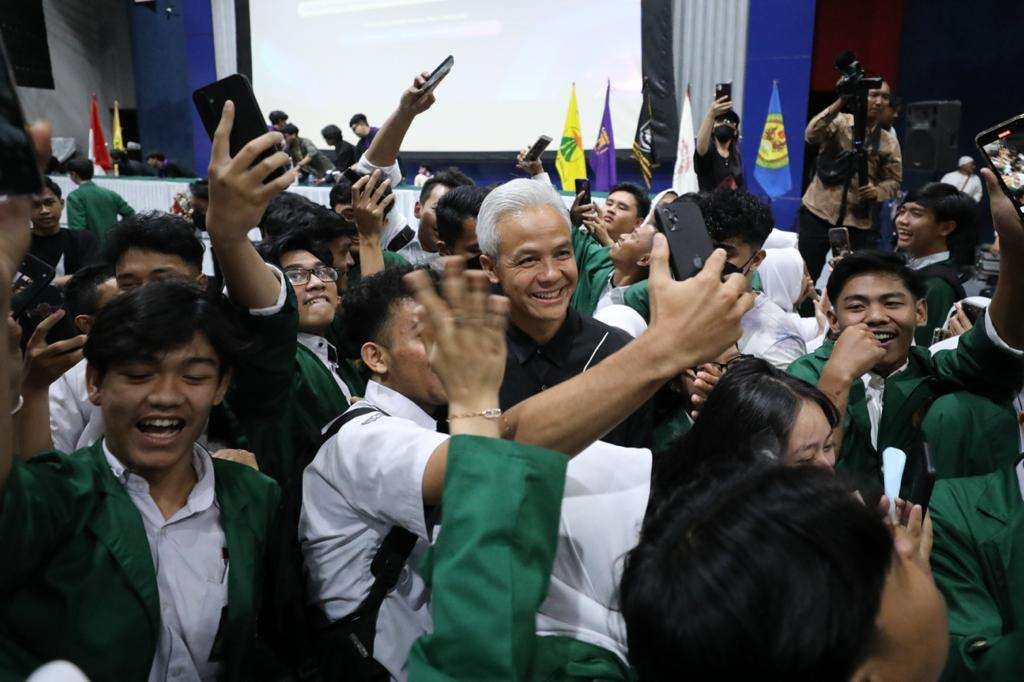 Sambutan meriah para mahasiswa Unpas Bandung atas kedatangan Ganjar Pranowo. (Foto: Tim Media Ganjar Pranowo)