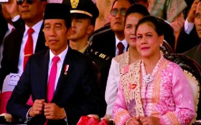 Presiden Joko Widodo bersama Ibu Iriana  pada HUT ke 78 TNI di silang Monas (Foto: Setpres)