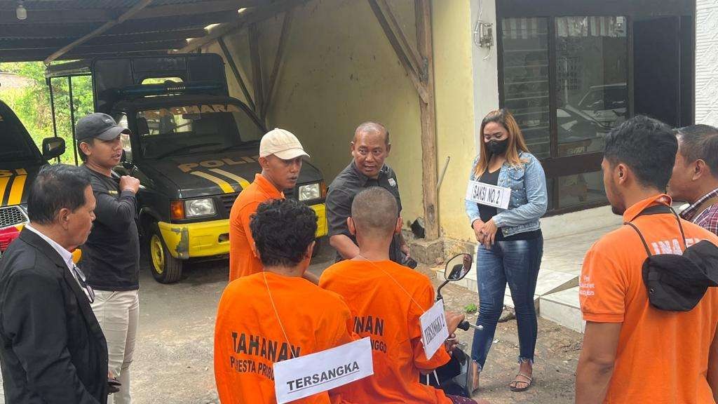 Polres Probolinggo Kota mereka ulang (rekonstruksi) kasus perempuan dibacok suami dan anak kandungnya. (Foto: Ikhsan Mahmudi/Ngopibareng.id)