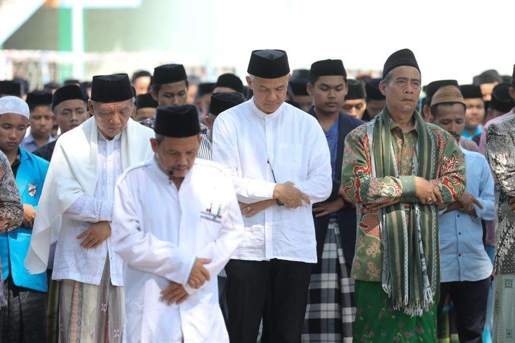 Capres 2024 Ganjar Pranowo salat istisqa' bersama para petani teh di Tegallega, Cianjur. (Foto: Tim Media Ganjar Pranowo)