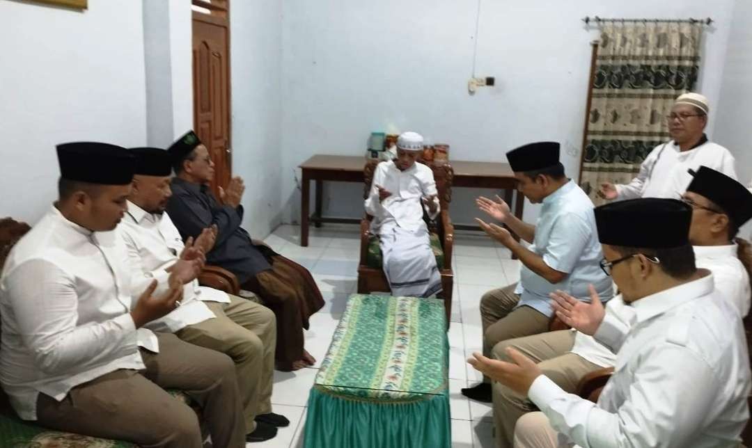 Sekjen DPP Partai Gerindra Ahmad Muzani dan sejumlah kader Gerindra berdoa bersama pengasuh pondok Pesantren Manbaul Ulum Berasan Muncar, Banyuwangi (Foto: Muh Hujaini/Ngopibareng.id)