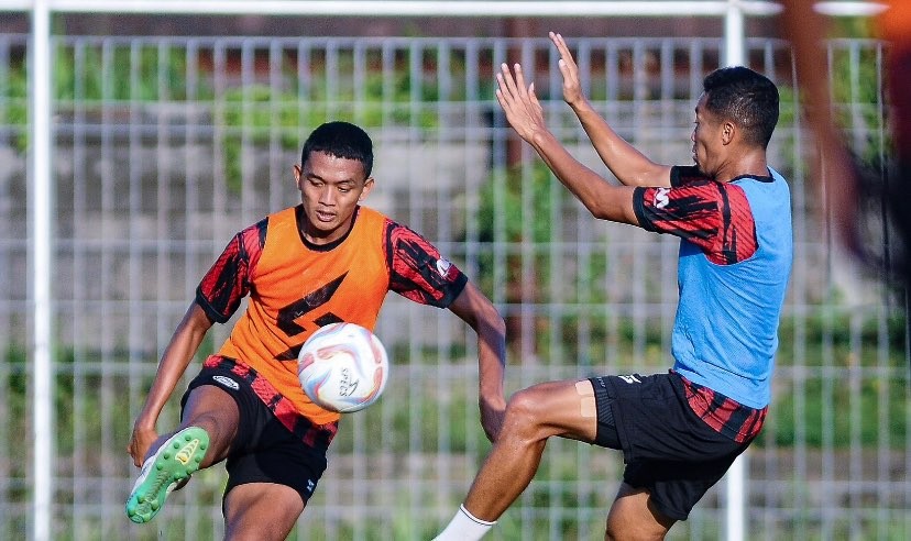 Skuat Arema FC saat menjalani sesi latihan jelang laga melawan Borneo FC di Liga 1 Musim 2023/2024 (Foto: Twitter/@Aremafcofficial)