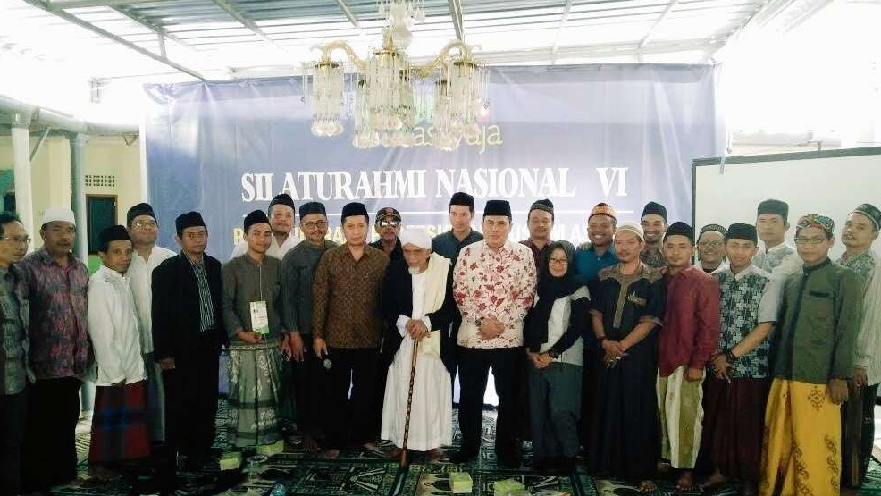 Tuan Guru KH Turmudzi Badruddin, bersama para santri dalam suatu kegiatan di Lombok, Nusa Tenggara Barat (NTB). (Foto: adi/ngopibareng.id)