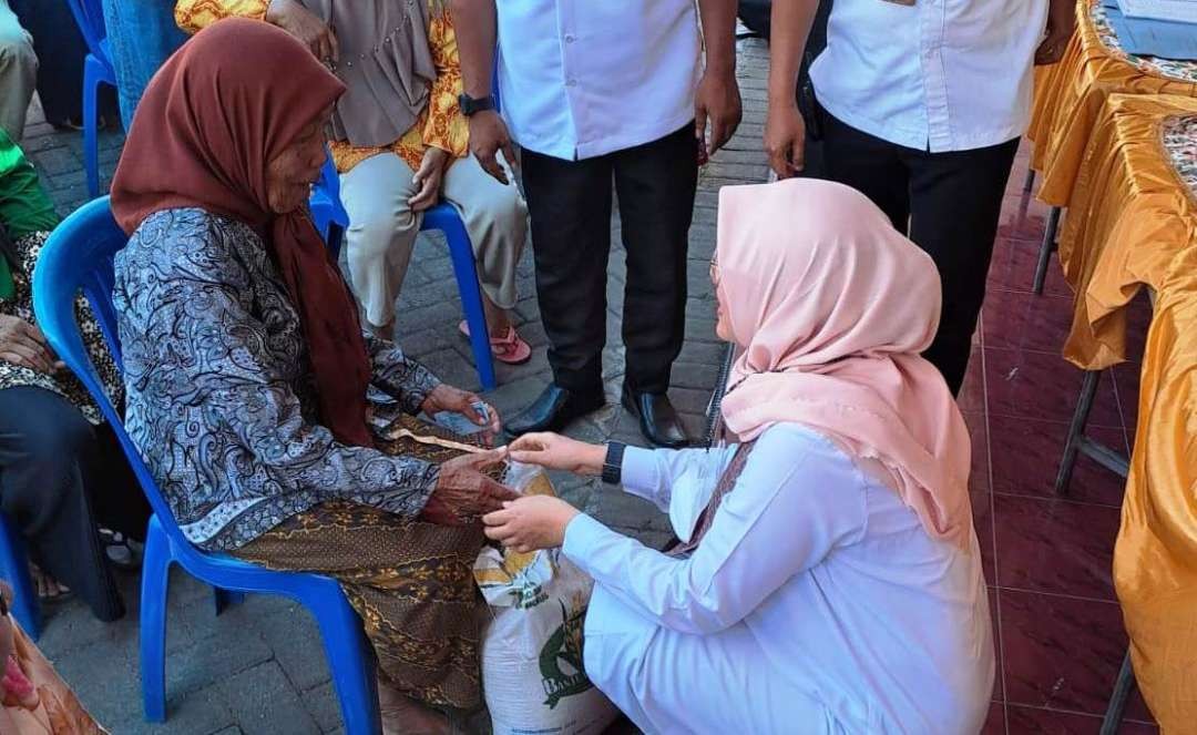 Bupati Banyuwangi, Ipuk Fiestiandani menyerahkan bantuan pangan kepada salah seorang warga saat melaksanakan kegiatan Bunga Desa di Desa Bagorejo, Kecamatan Srono, Banyuwangi (Foto: Istimewa)