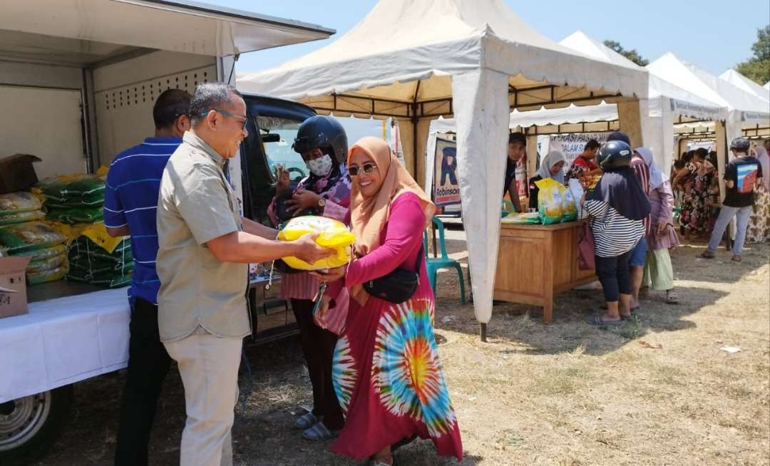 Seorang warga membeli beras SPHP di lokasi operasi pasar murah Kelurahan Penataban, Kecamatan Giri, Banyuwangi (Foto: Muh Hujaini/Ngopibareng.id)